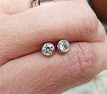 Diamond Stud Earrings: Elegant Unisexuality