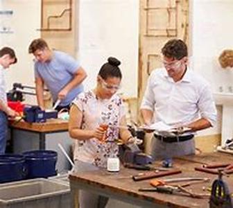 London film school  London has a thriving film industry that traces its humble beginnings since before the Second World War Started
