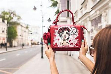 How to Accessorize Women's Clothing